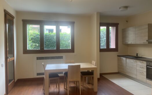 Trilocale via Padania 25, Centro, Biassono